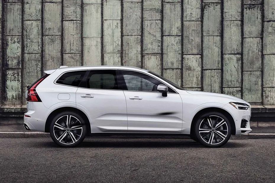Volvo XC60 — şehir sokaklarında