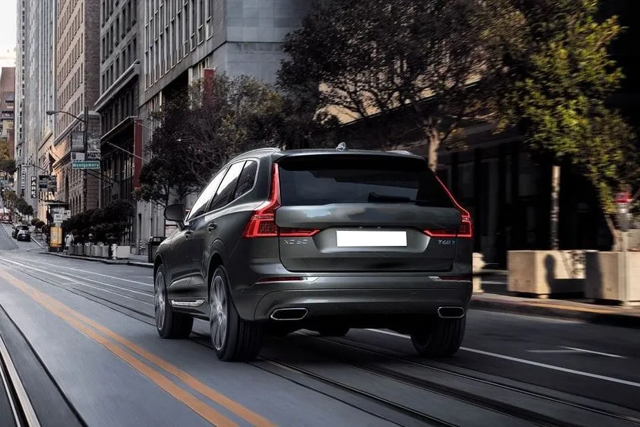 Volvo XC60 — arka görünüm